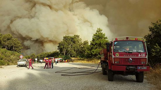Kumluca'daki yangın 150 hektarlık alanı tehdit ediyor